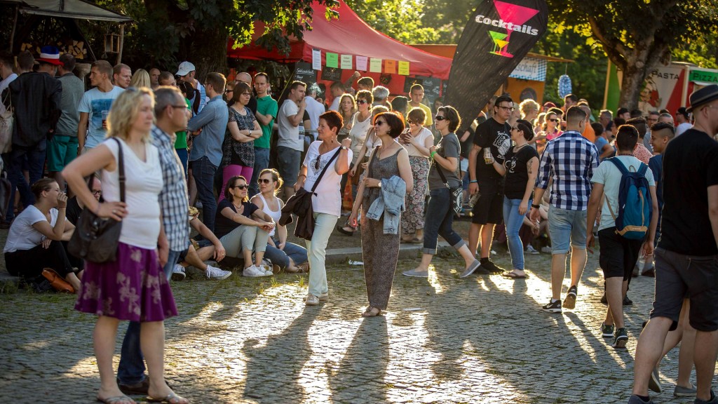 Besucher auf einem Stadtfest