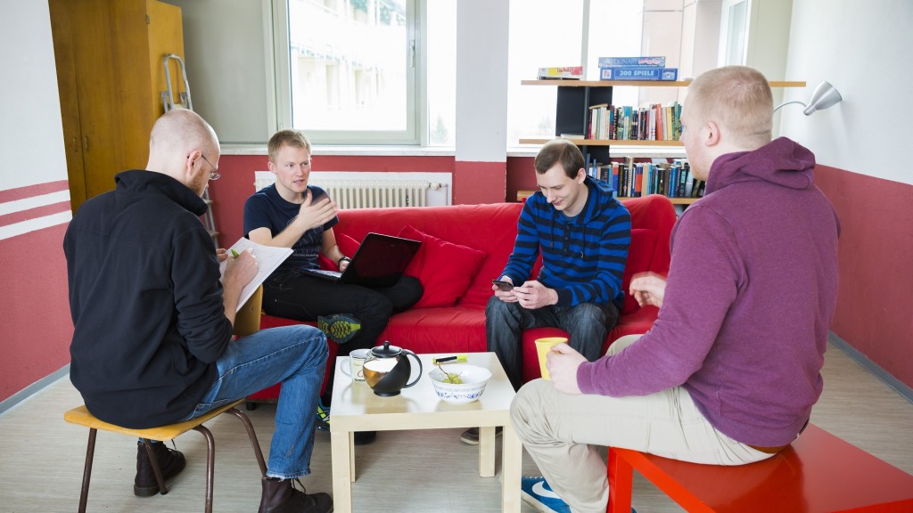 Foto: Symbolbild. Studenten sitzen im Gemeinschaftsraum eines Studentenwohnheims und unterhalten sich.