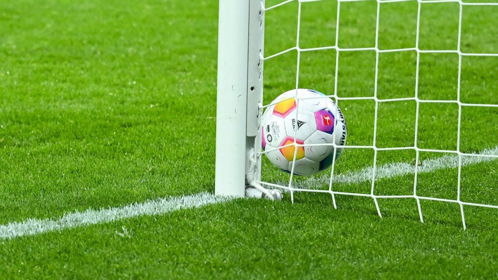 Ein Fußball liegt im Tor