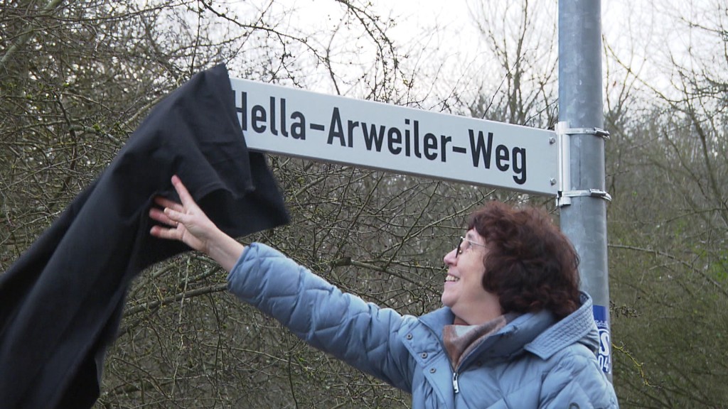 Das Straßenschild des neuen Hella-Arweiler-Weges wird enthüllt