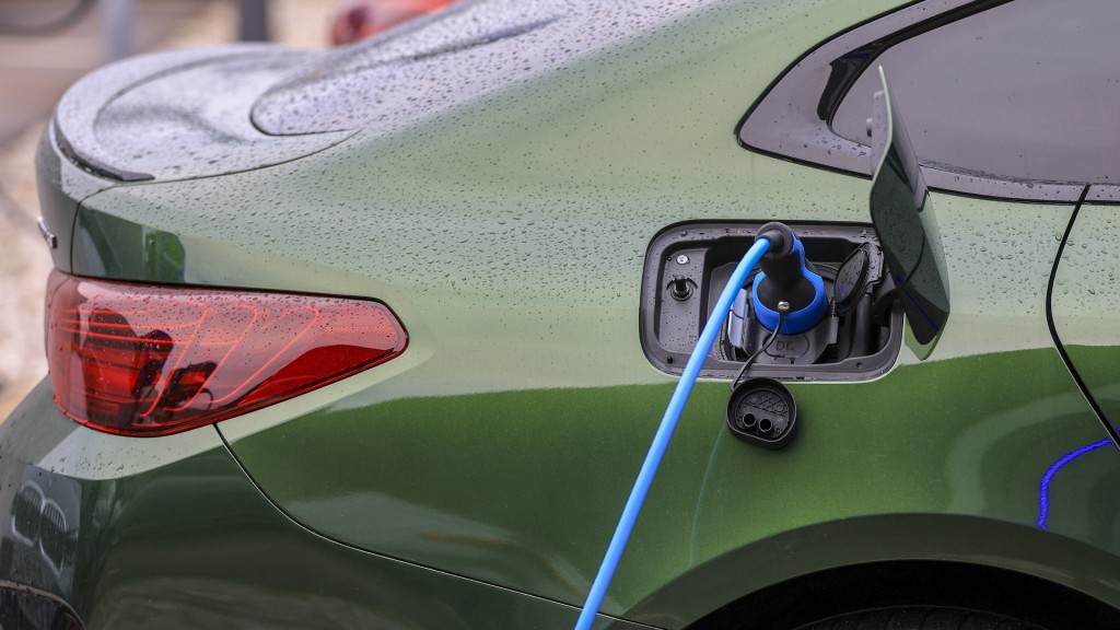 Foto: Ein Elektrofahrzeug an einer Ladesäule.
