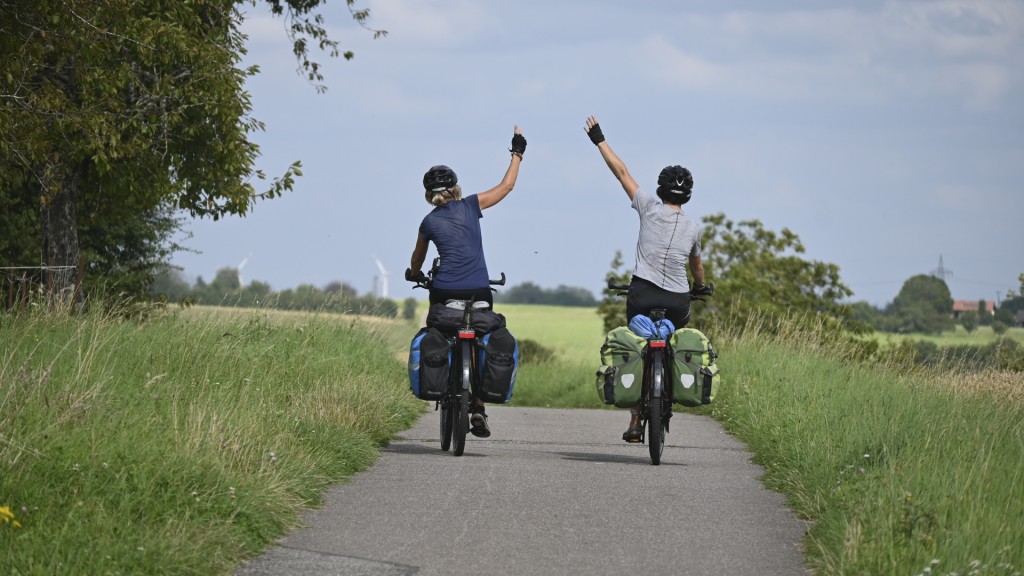 Denise Hollmann und Luzia Pesch unterwegs mit dem Rad