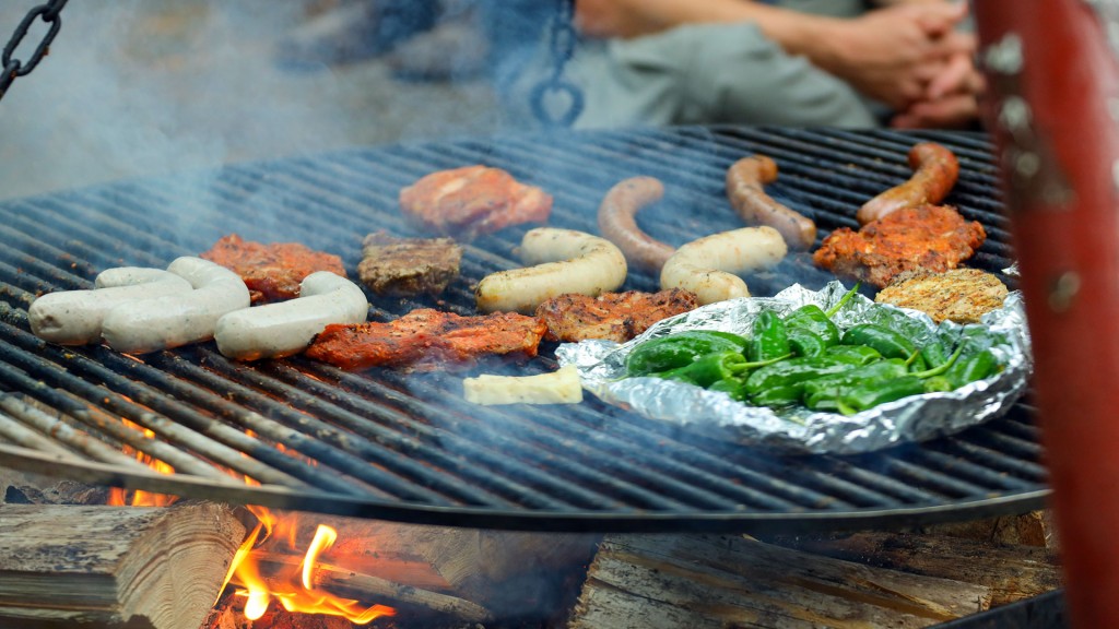 Schwenkgrill über Buchenfeuer
