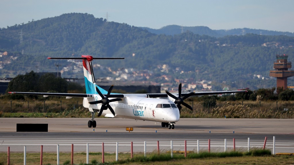 Symbolbild: Eine Luxair--Propellermaschine vom Typ Dash 8-400 steht auf einem Rollfeld