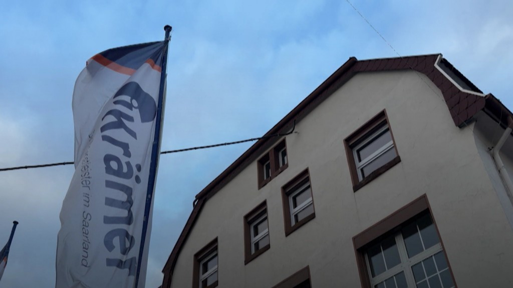 Foto: Fahne der Krämer IT vor einem Gebäude