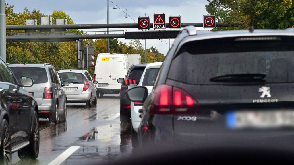 Autos stauen sich nach einem Verkehrsunfall auf der Saarbrücker Stadtautobahn A 620