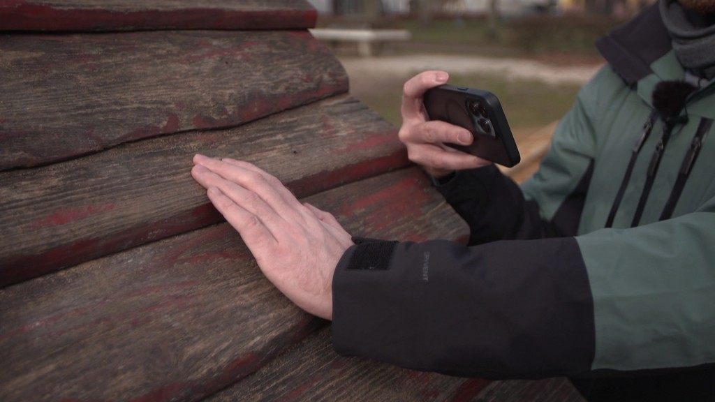 Foto: Ein Mann fotografiert seine Hand