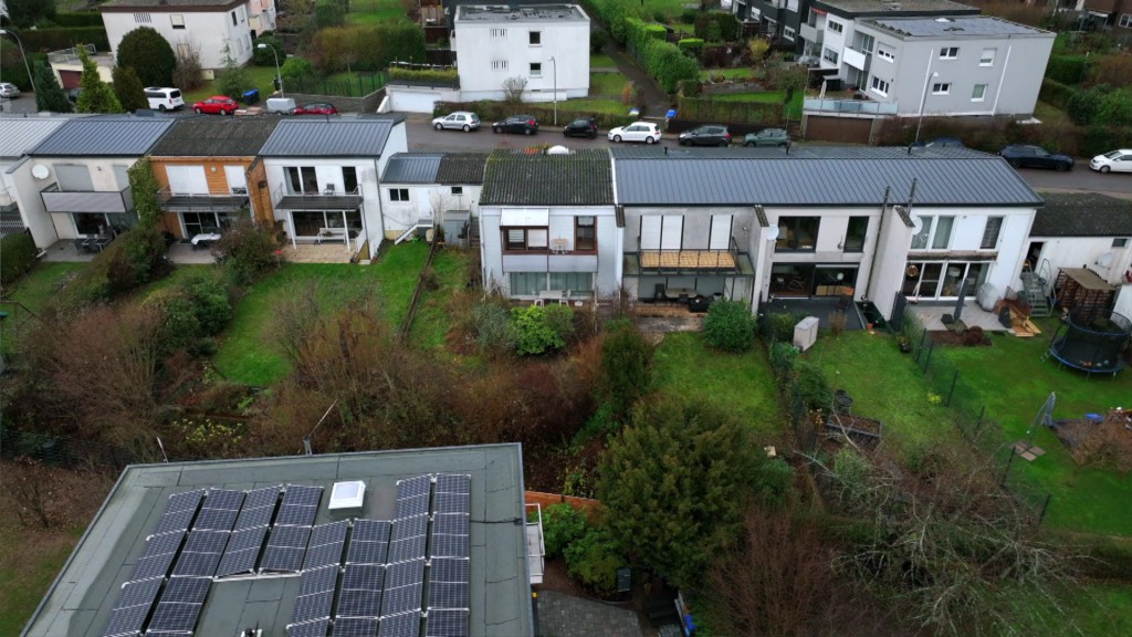 Drohnenaufnahme des Eschbergs. Blick auf Häuser mit den gesperrten Balkonen.