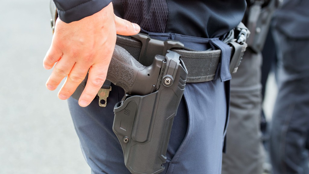 Ein Polizist greift nach seiner Dienstwaffe im Gürtelholster