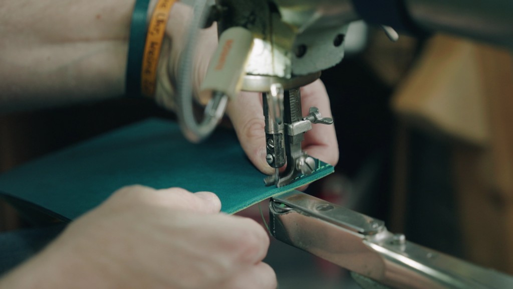 Foto: Hände an einer Nähmaschine
