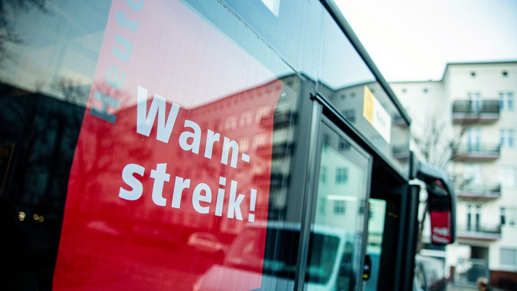 Foto: Ein Schild in einem Bus weist auf einen Warnstreik im Nahverkehr hin