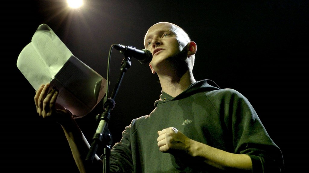 Mark Heydrich nimmt am Samstag (09.10.2004) im Verlesesaal der Grube Göttelborn in Göttelborn an der Poetry Slam Meisterschaft teil.