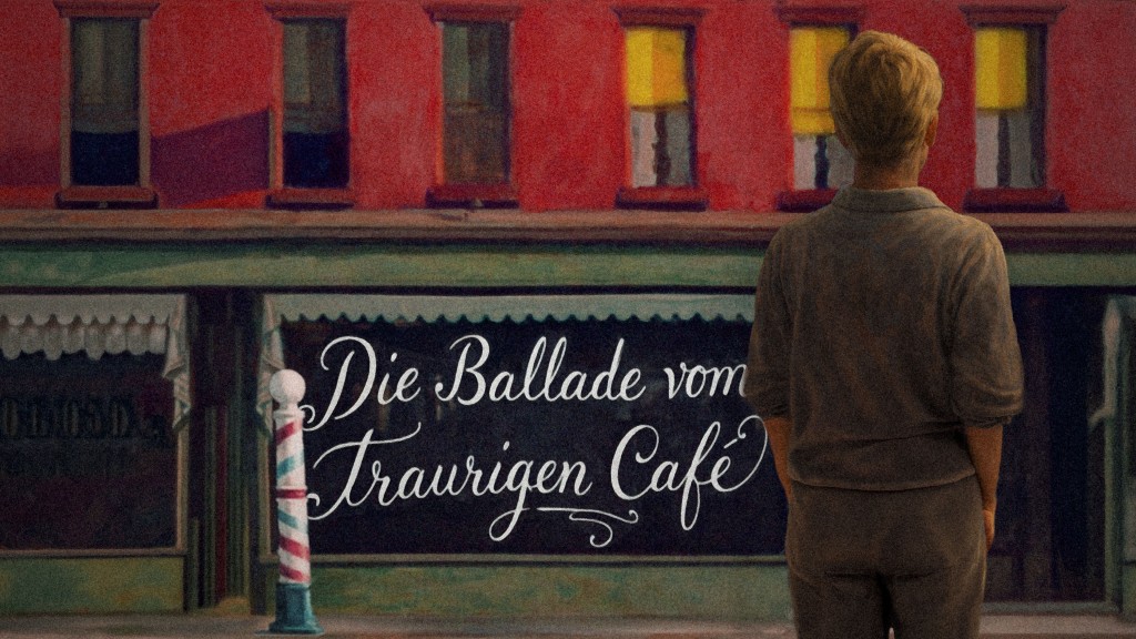 Illustratives Cover: Eine Frau mit kurzen Haaren steht mit dem Rücken zur Betrachter:in vor einer rot gestrichenen Hausfassade. In einem Schaufenster steht handgeschrieben der Titel „Die Ballade vom traurigen Café“, links daneben ein rot-weiß-blaue