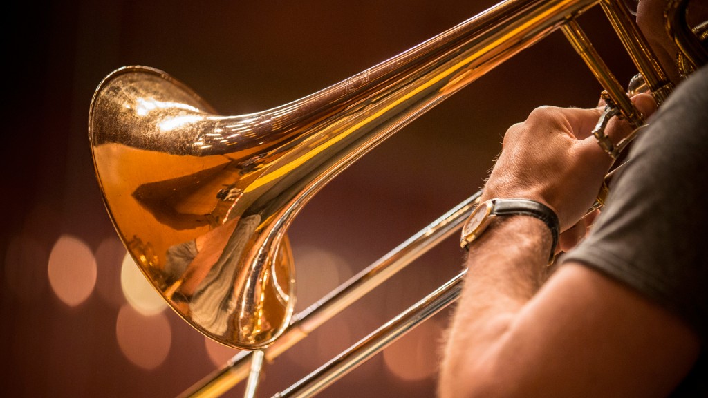 Ein Musiker spielt Posaune