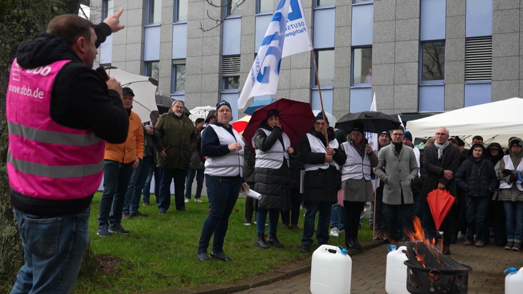Beschäftigte des öffentlichen Dienstes protestierten vor Finanzministerium