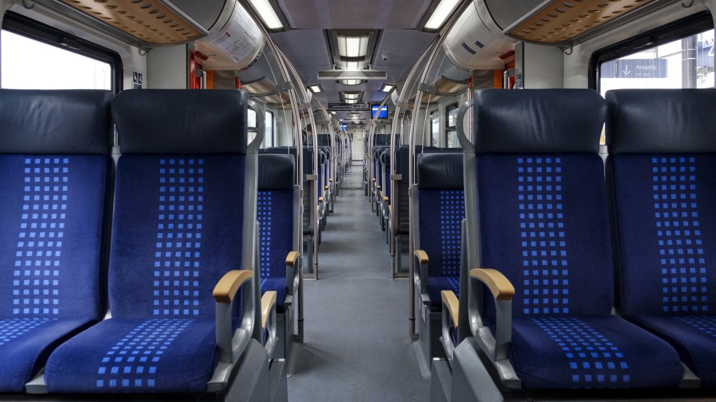 Blick in eine leere Regionalbahn
