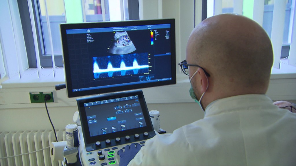 Foto: Arzt schaut auf Röntgen-Aufnahme