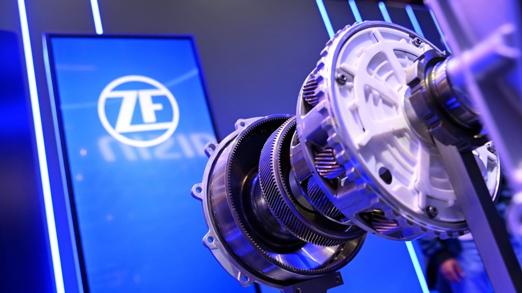 Foto: ZF-Logo hinter einerm Schau-Getriebe