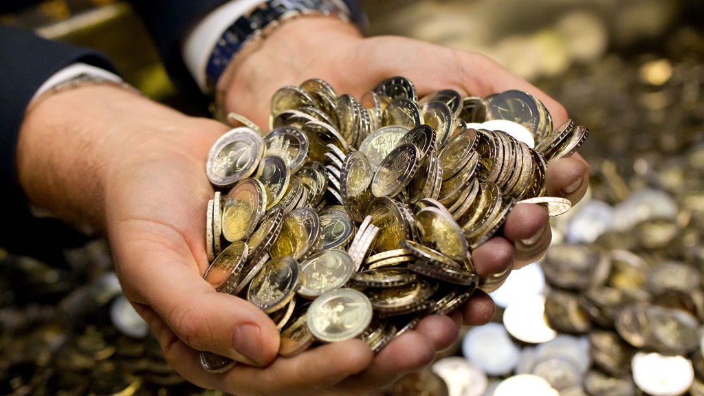 Foto: Zwei Hände halten dutzende Euro-Münzen