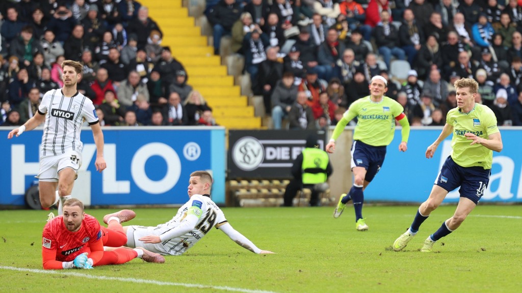 SV Elversberg – Hertha BSC, 07.02.2026: von links: Nicolas, Kristof, Lukas Pinkert (liegend, SV Elversberg), nach dem 0:2-Tor durch Luca Schuler (Hertha BSC)