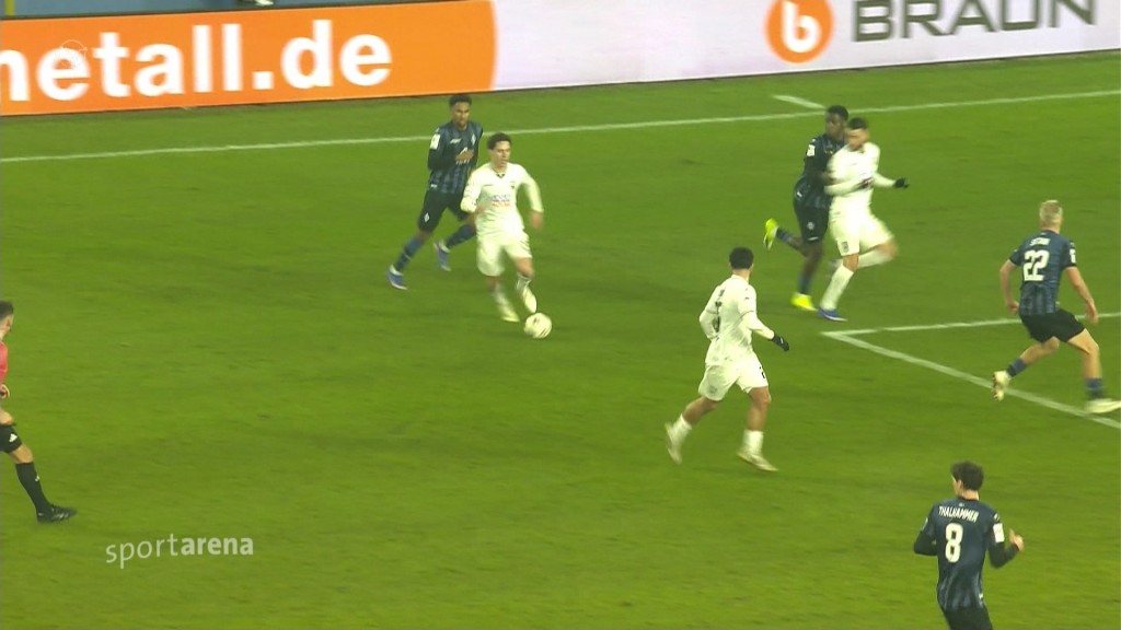 Foto: Fußballfeld mit Spielern