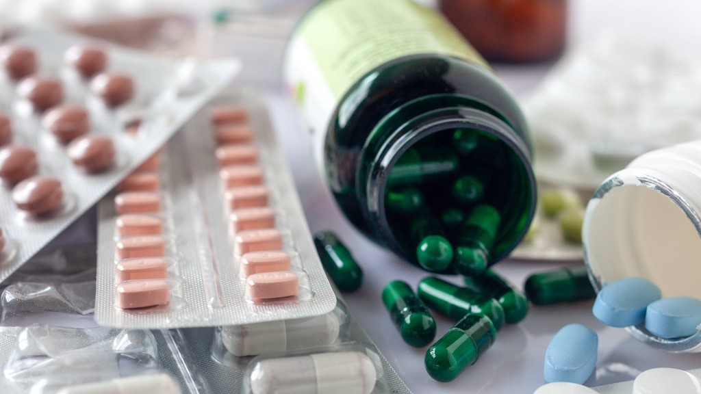Verschiedene Pillen und Tabletten liegen auf dem Tisch