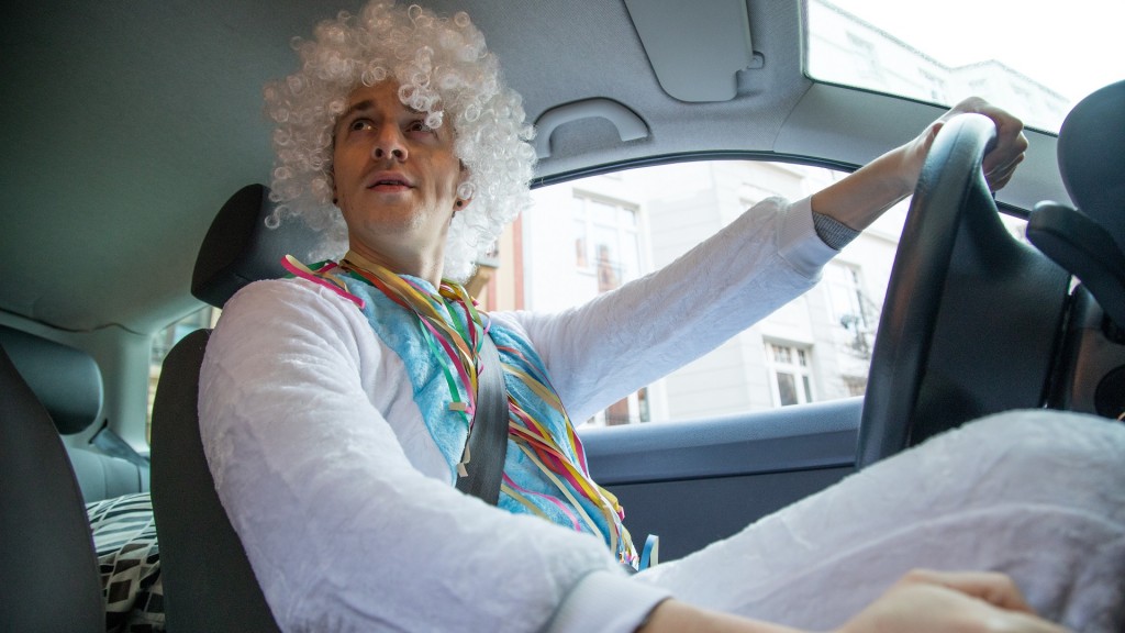 Verkleideter Autofahrer