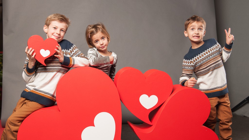 Foto: Kinder vor dem Herzenssache-Logo