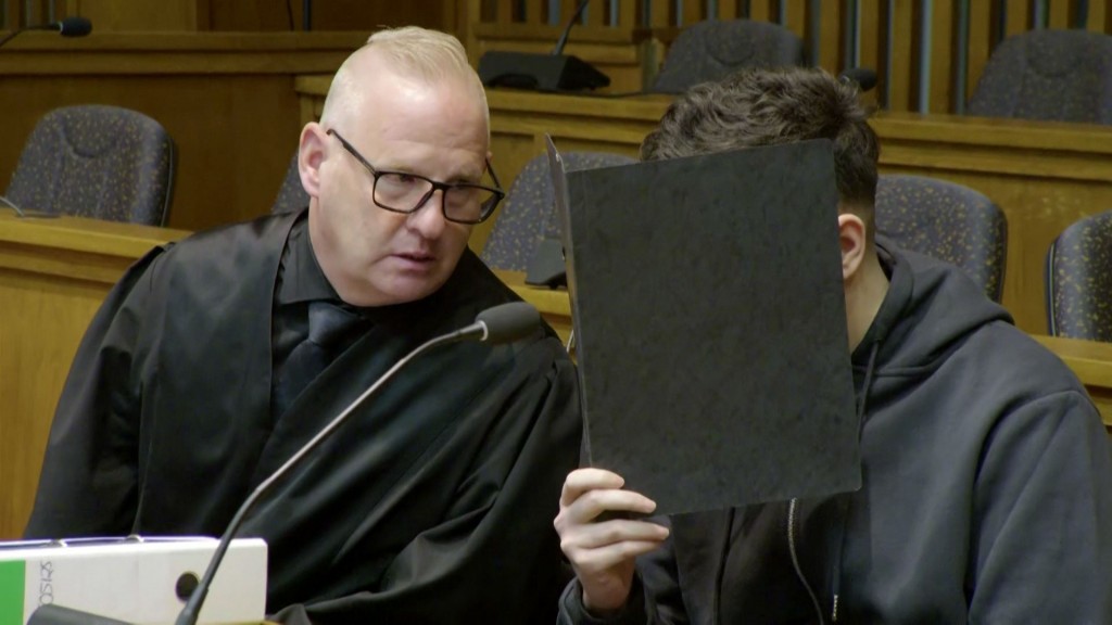 Foto: Der Angeklagte im Völklinger Polizistenmord bei Prozessauftakt vor Gericht