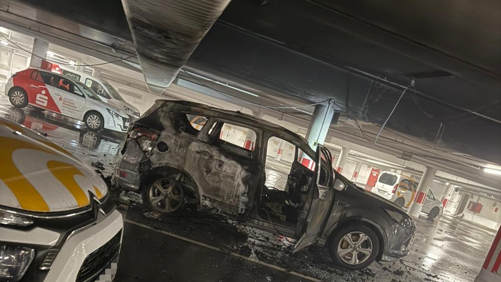 Ein ausgebranntes Fahrzeug in der Tiefgarage in Dudweiler