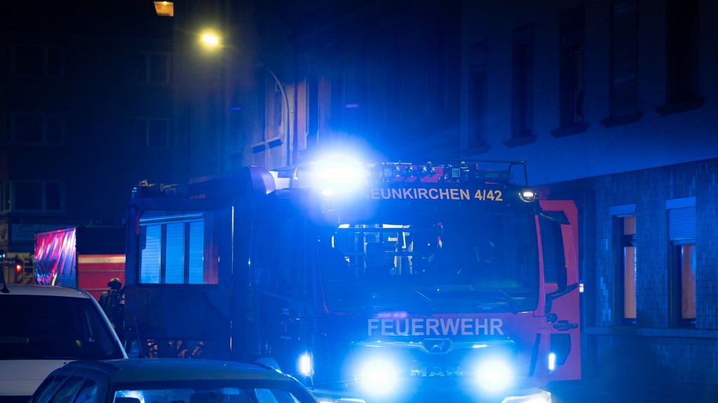 Foto: Das Einsatzfahrzeug der Neunkircher Feuerwehr steht mit Blaulicht in der Straße.