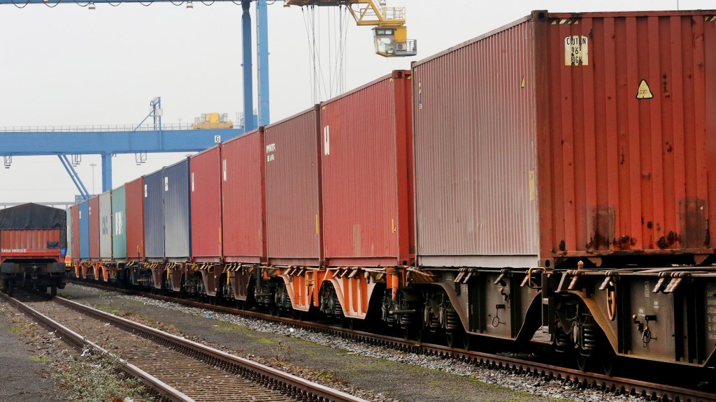 Zug Bahn Container Container werden auf einen Zug verladen.