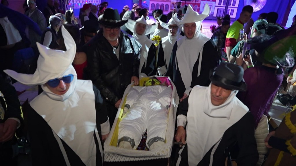 Foto: Verkleidete Menschen tragen Fastnacht zu Grabe