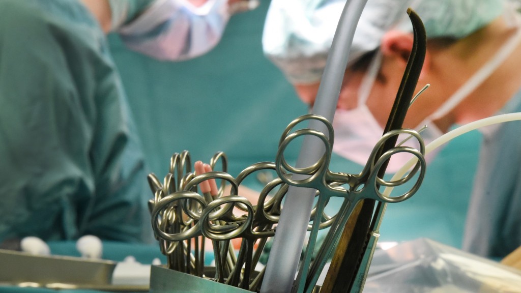 Organentnahme in einem Transplantationszentrum. Operationsbesteck im Vordergrund.