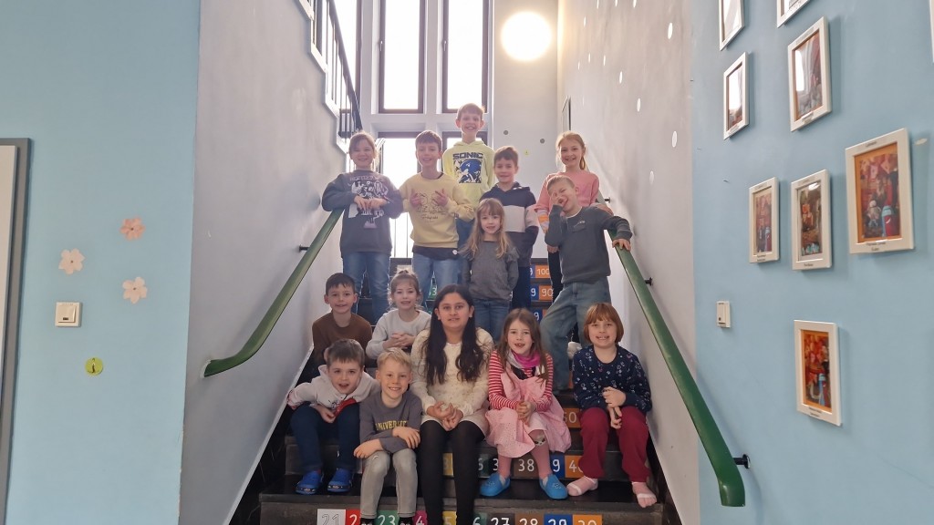 Schülerinnen und Schüler der Eulenklasse an der Grundschule Zum Striedt in Wemmetsweiler