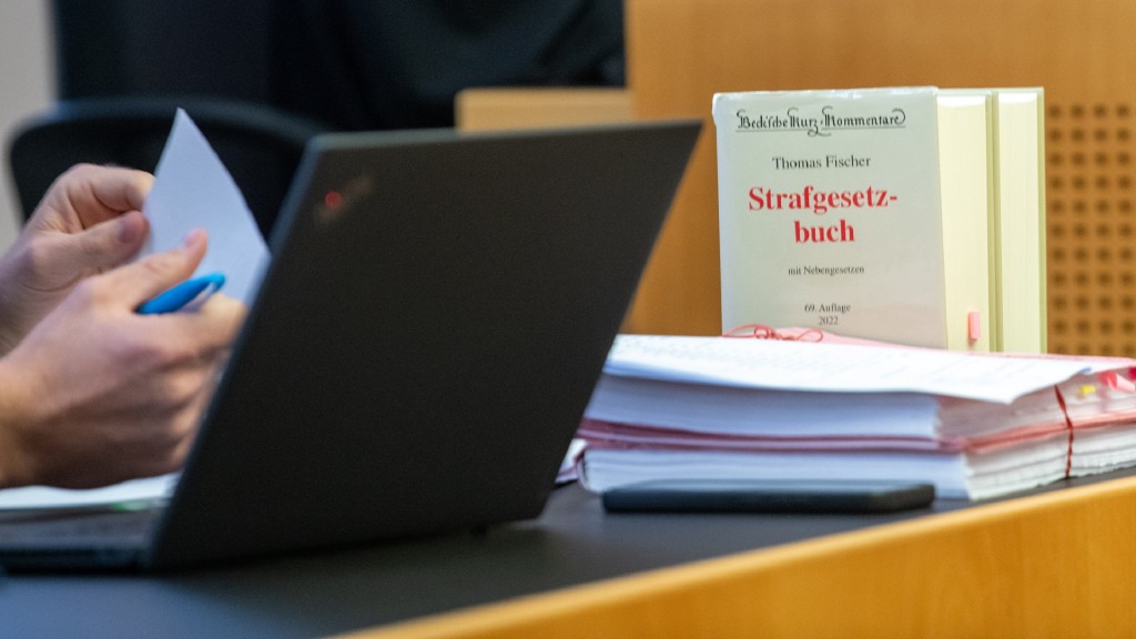 Symbolbild. Im Landgericht stehen Gesetzeskommentare hinter Prozessakten