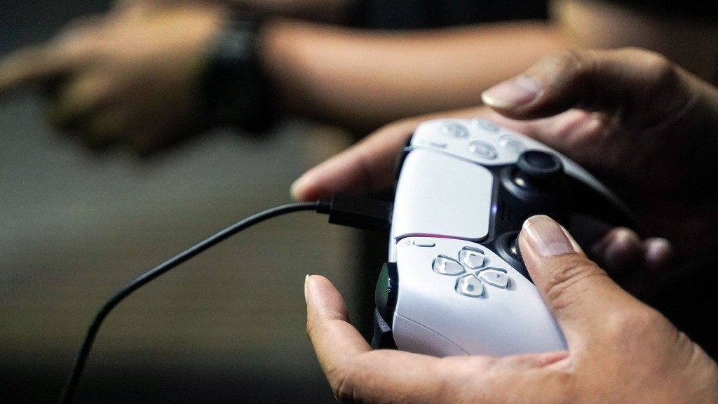 Jemand spielt mit einem Playstation-Controller