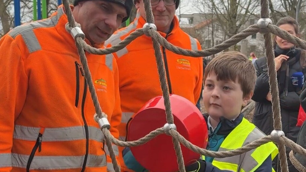 Micha aus Sinsheim beim Spielplatzprüfen