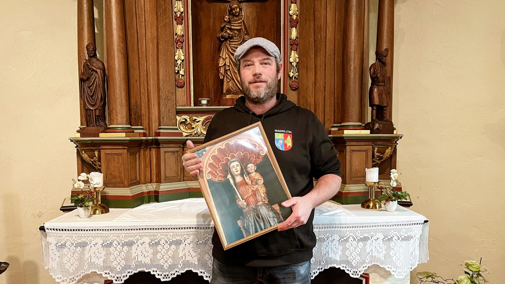 Ortsvorsteher von Gehweiler, Wadrilltal Alexander Marmitt mit einem Foto der gestohlenen Marienstatue