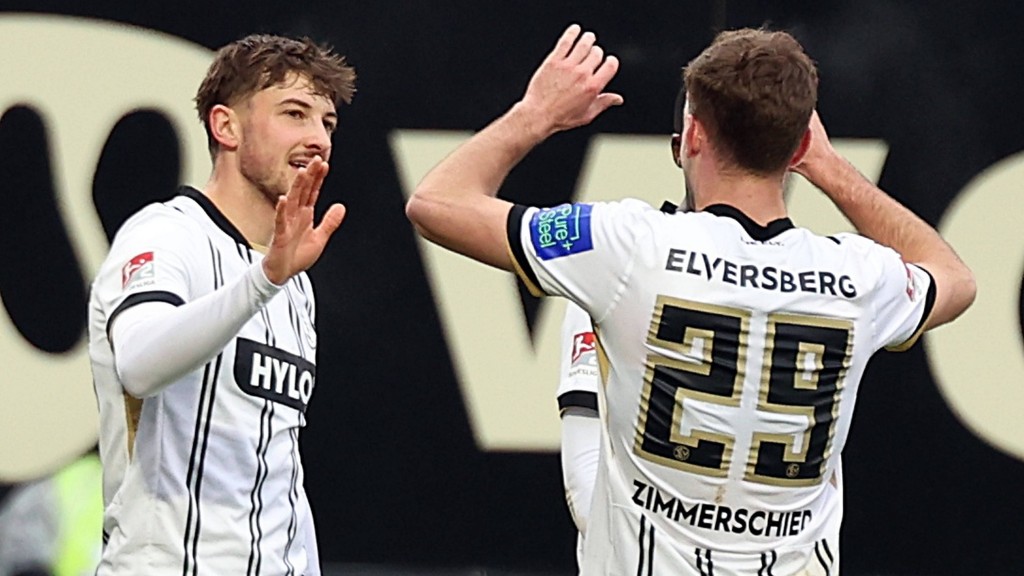 Foto: Lukas Petkov und Tom Zimmerschmied (v.l.n.r.) jubeln nach dem Tor gegen Braunschweig.