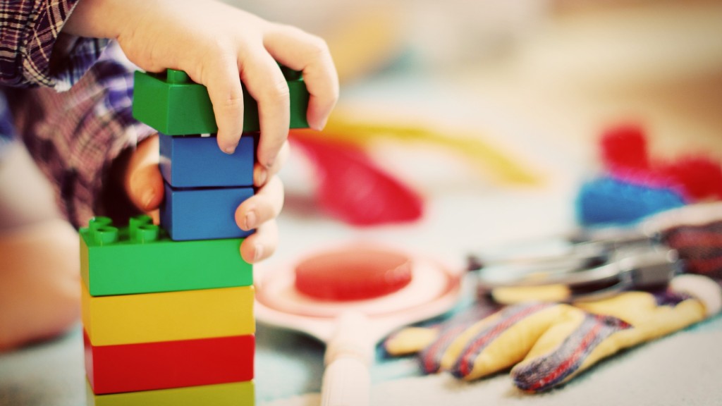 Kind spielt mit Bausteinen