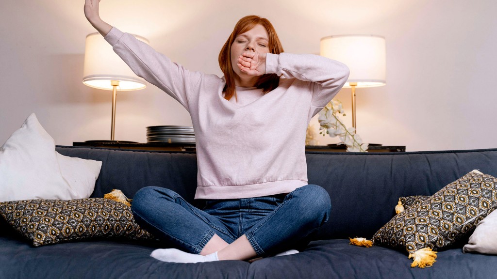Gähnende Frau auf einem Sofa