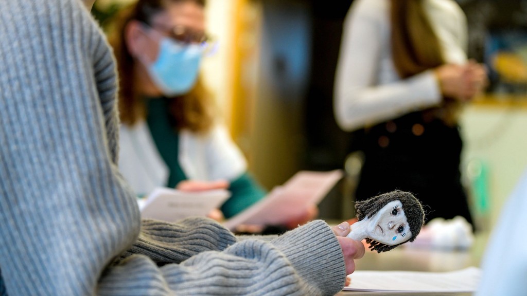 Foto: Patientinnen und Therapeutin in einer Kinder- und Jugendpsychiatrie