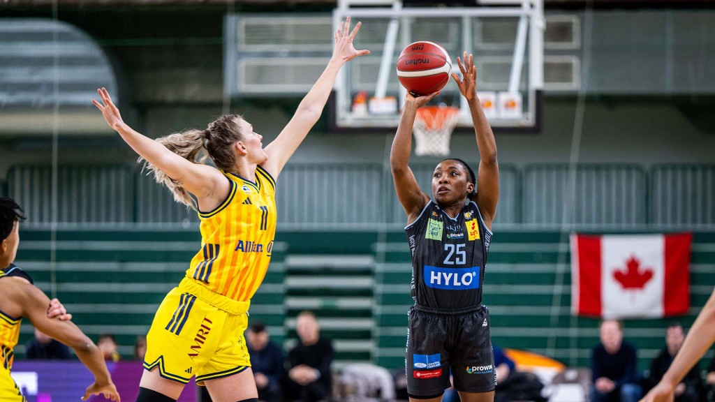 Foto: Basketball: Martha Ann Burse (Saarlouis) und  Nina Rosemeyer (Alba Berlin)