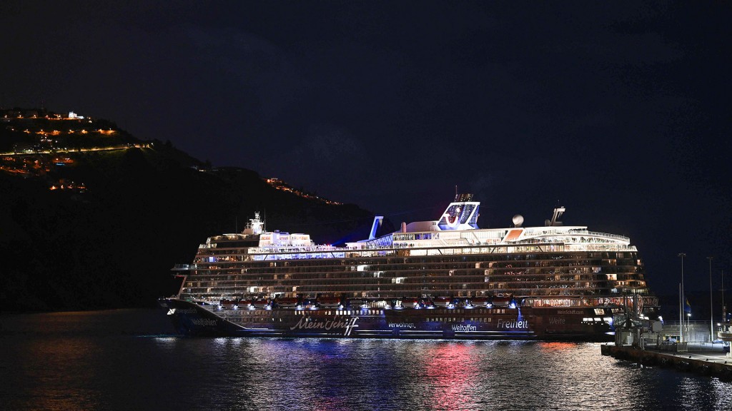 Foto: Ein Kreuzfahrtschiff steht im Hafen