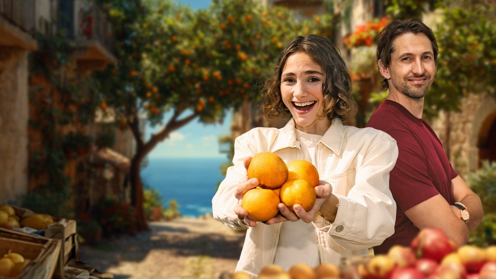 Foto: Maya Leinenbach und René Adler in der ARD-Dokumentation „Better than Beef by Maya Leinenbach“ über pflanzliche Ernährung vor mediterraner Kulisse mit Orangen.