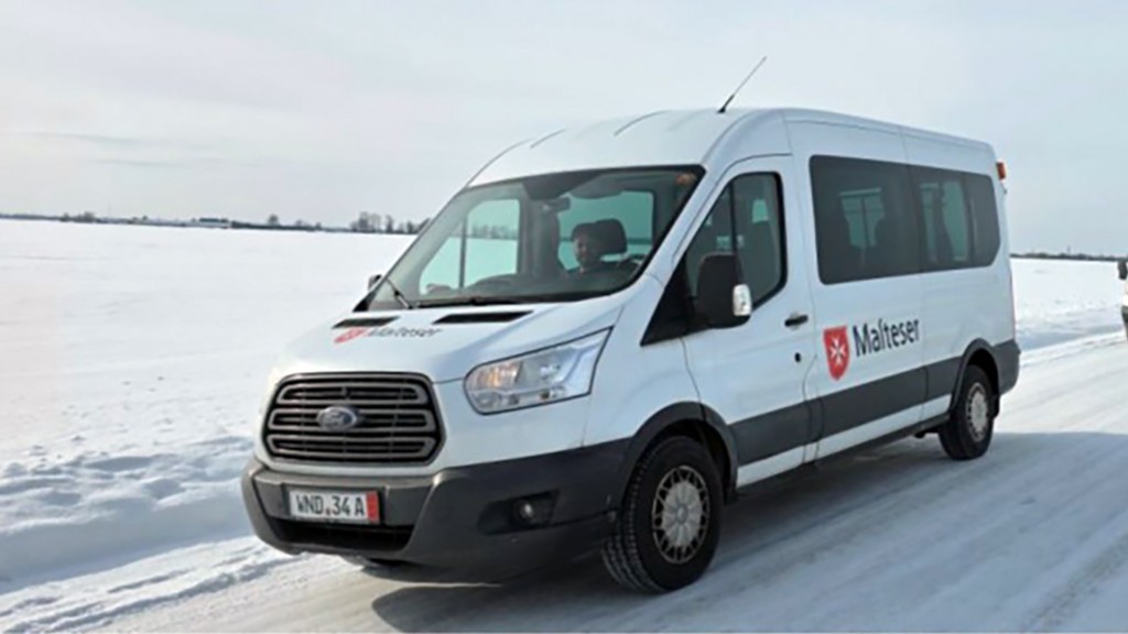 Zwei Behindertentransporter werden als Spende für einen Fahrdienst nach Estland überführt