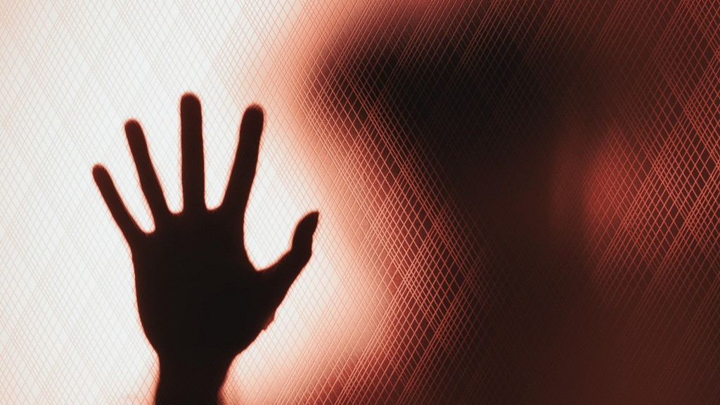 Hinter einer gerändelten Glastür bittet die Hand einer gebeugten Frau um Hilfe