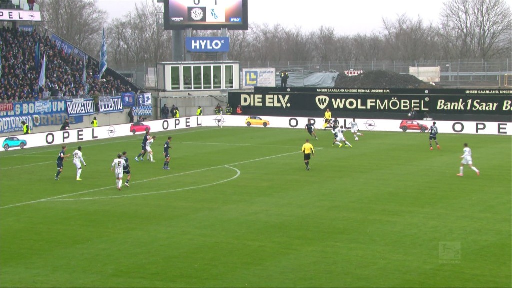 Foto: Spieler der SV Elversberg und Magdeburg auf Rasenplatz
