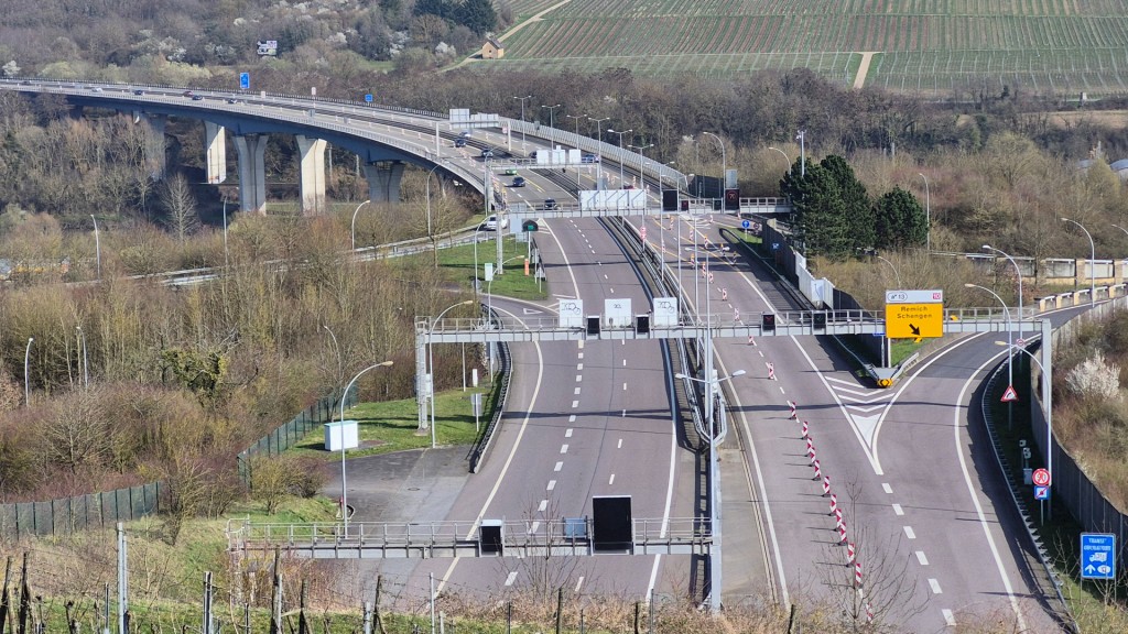 Blick auf die Moseltalbrücke in Höhe Perl, Autobahn A8